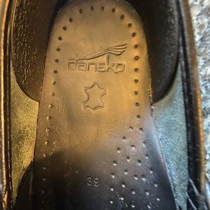Black Dansko size 39 (8.5-9) barely worn. Smoke free home.